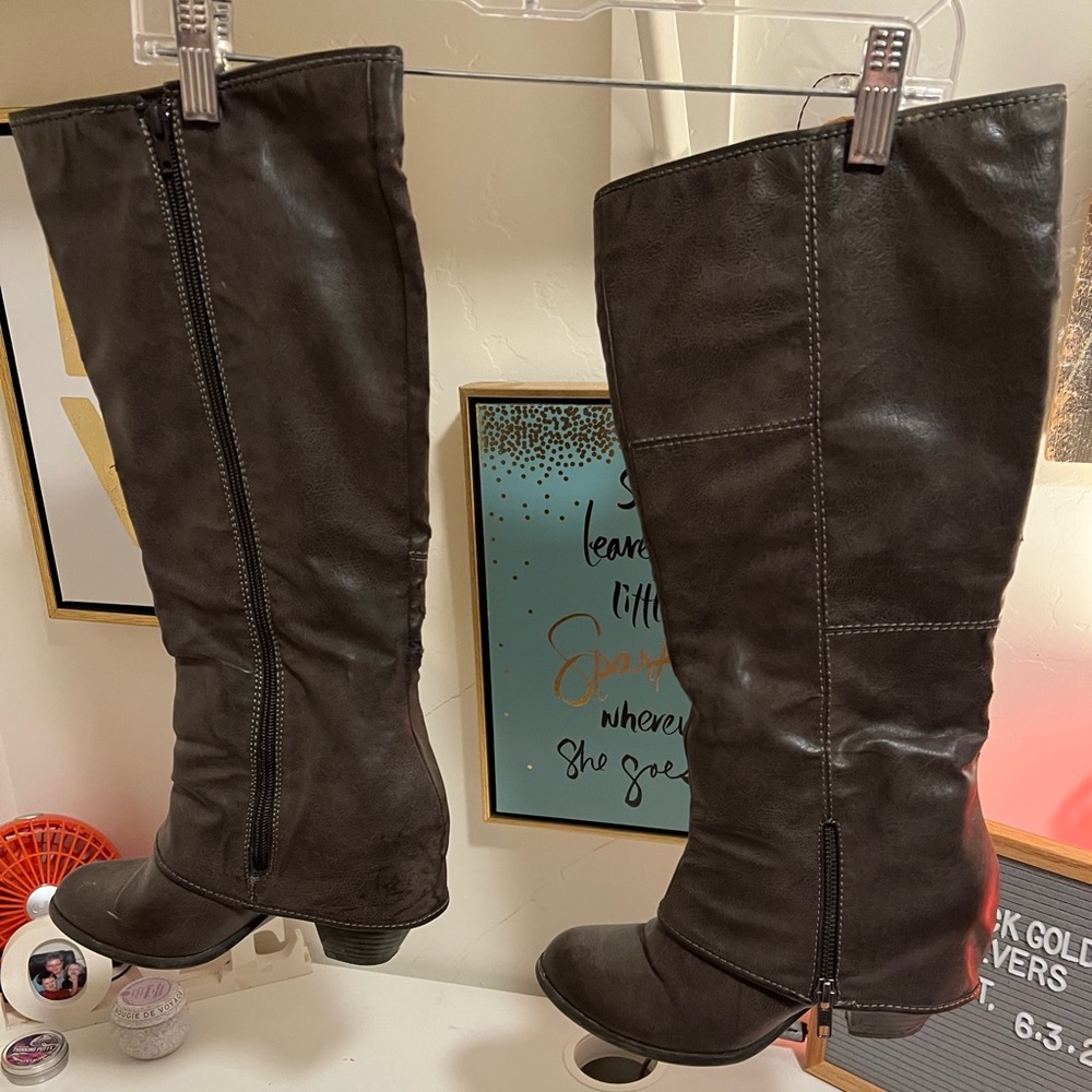 Fergalicious one of the rubber pieces is missing from the heel.